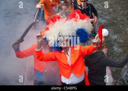 Les Pays-Bas, Amsterdam. Queens Day est une nuit et jour carnival comme événement le 30 avril de chaque année. Défilé du canal. Banque D'Images