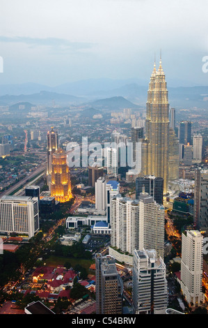 Les Tours Petronas, vue à partir de la Menara, la tour de télévision, la quatrième plus grande tour de télécommunications dans le monde, Kuala Lumpur, Malaisie