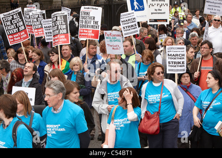 Des milliers de personnes handicapées devant le Parlement pour protester contre les coupures à l'appui offert aux personnes handicapées Banque D'Images