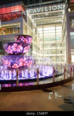 Fontaine illuminée en face d'un centre commercial la nuit, Kuala Lumpur, Malaisie, Asie du Sud, Asie Banque D'Images