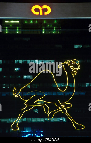 Camel en néon sur un immeuble de grande hauteur, Kuala Lumpur, Malaisie, Asie du Sud, Asie Banque D'Images