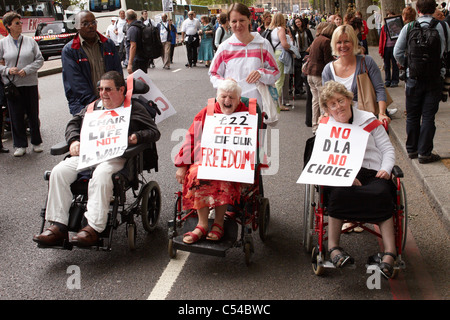 Des milliers de personnes handicapées devant le Parlement pour protester contre les coupures à l'appui offert aux personnes handicapées Banque D'Images