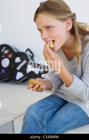Close-up of a Girl eating cookies and smiling Banque D'Images