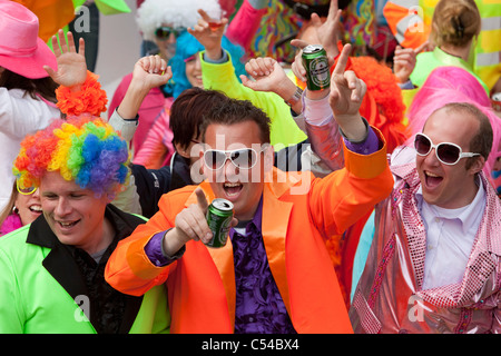 Les Pays-Bas, Amsterdam. Queens Day est une nuit et jour carnival comme événement le 30 avril de chaque année. Défilé du canal. Banque D'Images