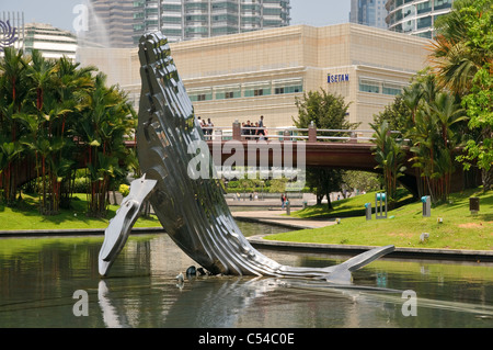 La sculpture des baleines dans le parc KLCC en face de Petronas Twin Towers, Kuala Lumpur, Malaisie, Asie du Sud, Asie Banque D'Images