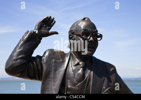 Morecambe, Lancashire, Angleterre, Royaume-Uni, Grande Bretagne. Eric Morecambe statue en bronze de détails sur mer dans sa ville natale par Graham Ibbeson Banque D'Images