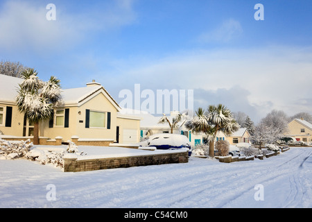 Scène de neige sur une rue résidentielle de banlieue et maisons après de fortes chutes de neige en décembre 2010 sur l'île d'Anglesey au Pays de Galles Royaume-uni Grande-Bretagne Banque D'Images