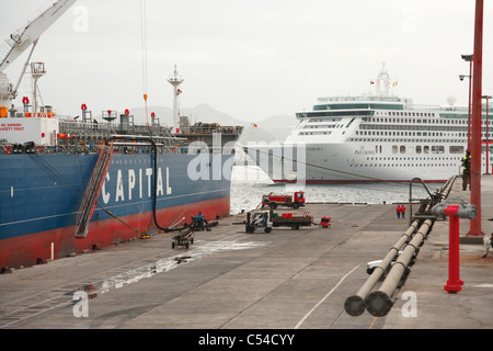 D'un cargo et en face de l'autre navire de croisière dans le port de Ponta Delgada. Açores, Portugal Banque D'Images