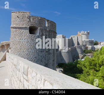 Murs blanc ville forte avec tour d'observation construite sur la côte rocheuse de Dubrovnik, Croatie Banque D'Images