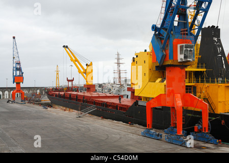 D'un cargo et quelques grues de port de Ponta Delgada. Açores, Portugal. Banque D'Images