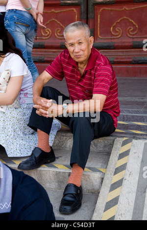 Homme / femme / tourisme senior chinois (à l'âge lorsqu'il pourrait être à la retraite PAO) en tournée partie. La Cité Interdite, Pékin, Chine. Banque D'Images
