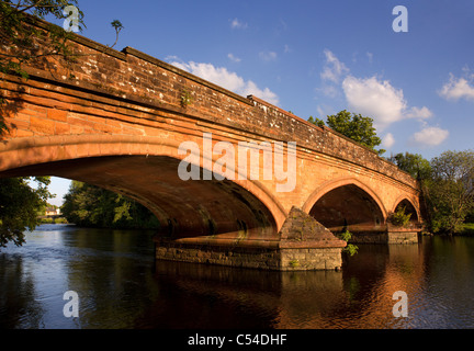 Arches de pierre rouge vieux pont sur la rivière Teith à Callander, Perthshire, Écosse, Royaume-Uni Banque D'Images