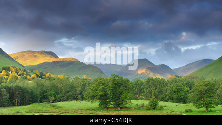 La lumière du soleil du matin d'été sur Maiden Moor et Hindscarth et Newlands Valley dans le Lake District Banque D'Images