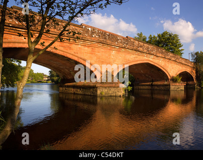 Arches de pierre rouge vieux pont sur la rivière Teith à Callander, Perthshire, Écosse, Royaume-Uni Banque D'Images