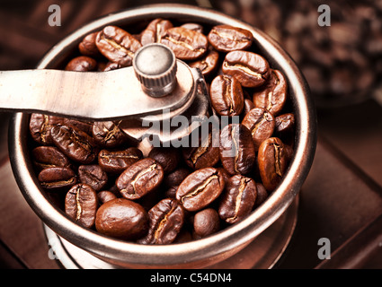 Les grains de café torréfiés sont broyés dans un broyeur de café. Banque D'Images