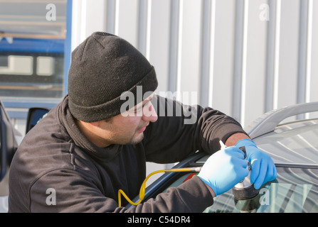 Agent de service danagerous windhield crack dans les réparations sur place sans vitre de remplacement pour réparation Smart, libre Banque D'Images