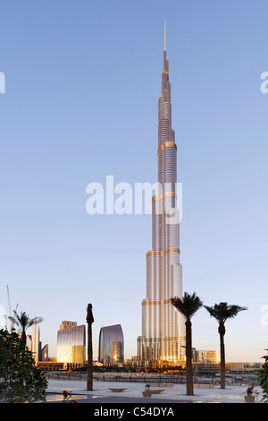 Burj Khalifa peu avant le coucher du soleil, le bâtiment le plus haut du monde, 828m de haut, Emaar Boulevard, Dubai, Dubai Business Bay Banque D'Images