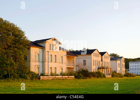 Résidences historiques et les maisons de pension, promenade de la plage, au coucher du soleil, la station balnéaire de Heiligendamm, en mer Baltique, Allemagne Banque D'Images