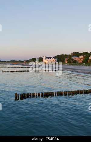 Résidences historiques et les maisons de pension, promenade de la plage, au coucher du soleil, la station balnéaire de Heiligendamm, en mer Baltique, Allemagne Banque D'Images