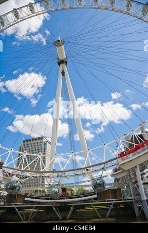 London Eye, vue à partir de la Tamise, South Bank de Londres, Angleterre, RU Banque D'Images