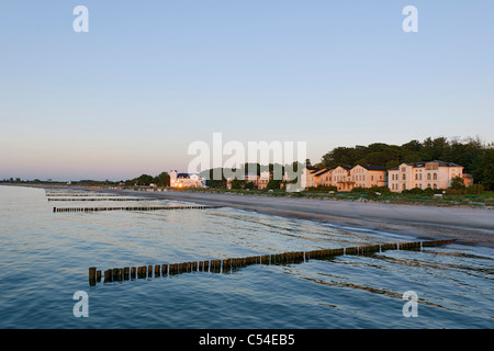 Résidences historiques et les maisons de pension, promenade de la plage, au coucher du soleil, la station balnéaire de Heiligendamm, en mer Baltique, Allemagne Banque D'Images