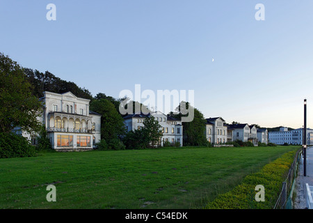 Résidences historiques et les maisons de pension, promenade de la plage, au coucher du soleil, la station balnéaire de Heiligendamm, en mer Baltique, Allemagne Banque D'Images