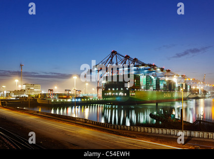 Porte-conteneurs CSCL Étoiles à Hong Kong, l'un des plus grands porte-conteneurs au monde, Eurokai Container Terminal, Hambourg Banque D'Images