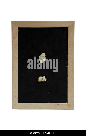 Pierre fait deux points sur fond noir dans l'image. Banque D'Images