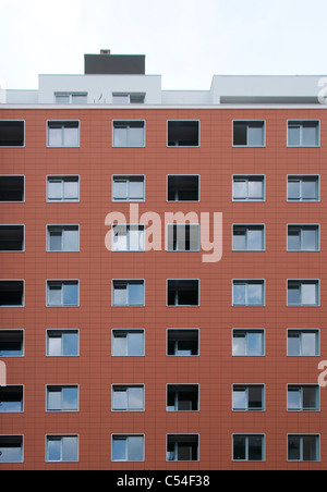 Bâtiment Rouge avec de nombreuses fenêtres. Ouvert et Fermé windows Banque D'Images