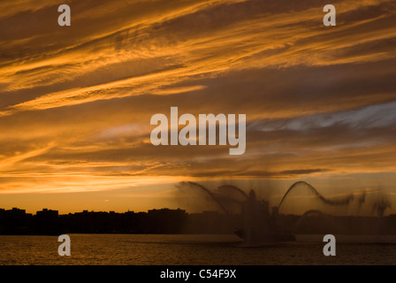 FDNY fireboat utilise un canon à eau pendant le coucher du soleil sur la rivière Hudson, 4 juillet 2011 La ville de New York. © Craig M. Eisenberg Banque D'Images