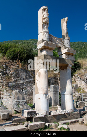 La ville antique d'Ephèse La Turquie a de nombreux sites intéressants tels que l'édifice fontaine de Trajan et Temple de Domitien. Banque D'Images