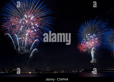 Macy's annuelle le 4 juillet 2011 spectacle de feux d'artifice sur la rivière Hudson à New York City, USA. © Craig M. Eisenberg Banque D'Images