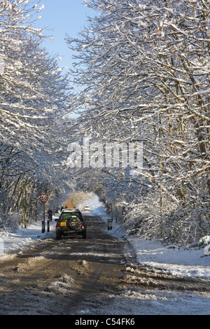 La route couverte de neige, Burghfield Common, Reading, Berkshire, England, UK Banque D'Images