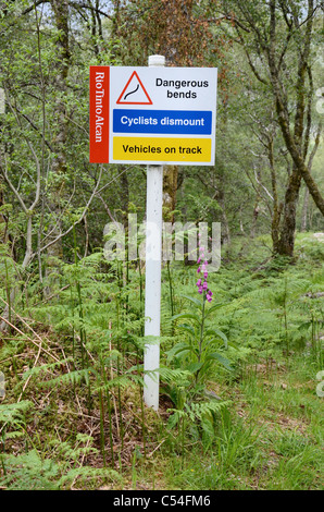 Des signes d'avertissement pour les cyclistes sur un tronçon en descente de la West Highland Way près de Kinlochleven. Banque D'Images