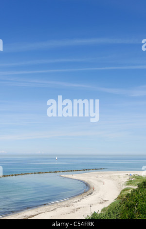 Bateau à voile au large de Ahrenshoop côte escarpée, péninsule Fischland-Darss-Zingst, mer Baltique, Allemagne Banque D'Images