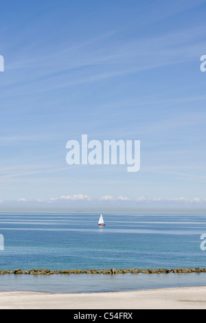 Bateau à voile au large de Ahrenshoop côte escarpée, péninsule Fischland-Darss-Zingst, mer Baltique, Allemagne Banque D'Images