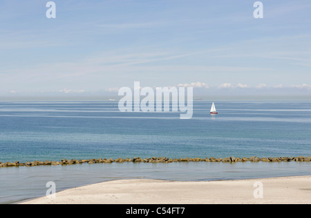 Bateau à voile au large de Ahrenshoop côte escarpée, péninsule Fischland-Darss-Zingst, mer Baltique, Allemagne Banque D'Images