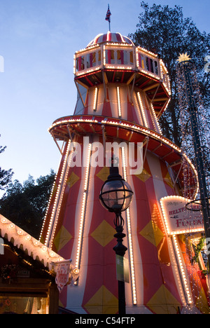 Helter Skelter, l'un des manèges de Winter Wonderland, une Foire de Noël annuel et parc d'Hyde Park, Londres, Angleterre Banque D'Images