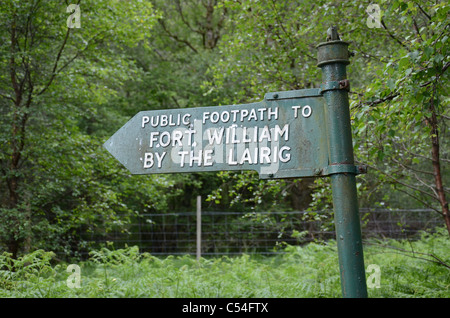 Enseigne sur une partie de la West Highland Way entre Kinlochleven et Fort William. Banque D'Images