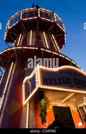 Helter Skelter, l'un des manèges de Winter Wonderland, une Foire de Noël annuel et parc d'Hyde Park, Londres, Angleterre Banque D'Images