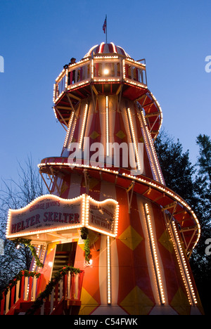 Helter Skelter, l'un des manèges de Winter Wonderland, une Foire de Noël annuel et parc d'Hyde Park, Londres, Angleterre Banque D'Images