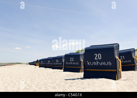 Kurhaus extra-larges chaises de plage sur la plage d'Ahrenshoop, péninsule Fischland-Darss-Zingst, mer Baltique, Allemagne Banque D'Images
