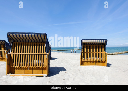 Kurhaus extra-larges chaises de plage sur la plage d'Ahrenshoop, péninsule Fischland-Darss-Zingst, mer Baltique, Allemagne Banque D'Images