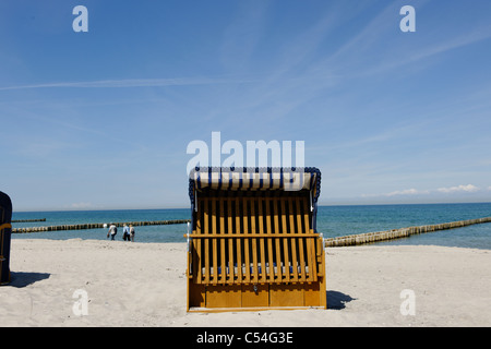 Kurhaus extra-larges chaises de plage sur la plage d'Ahrenshoop, péninsule Fischland-Darss-Zingst, mer Baltique, Allemagne Banque D'Images
