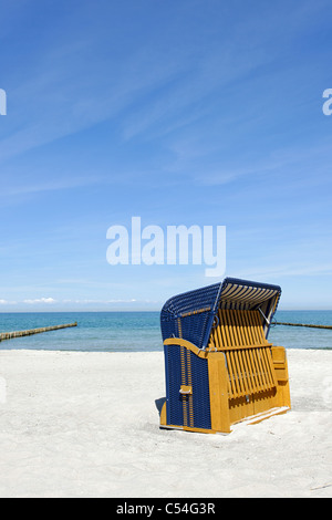 Kurhaus extra-larges chaises de plage sur la plage d'Ahrenshoop, péninsule Fischland-Darss-Zingst, mer Baltique, Allemagne Banque D'Images