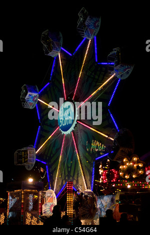 Le plus petit de deux des grandes roues au Winter Wonderland, une Foire de Noël annuel et parc d'Hyde Park, Londres, Angleterre Banque D'Images