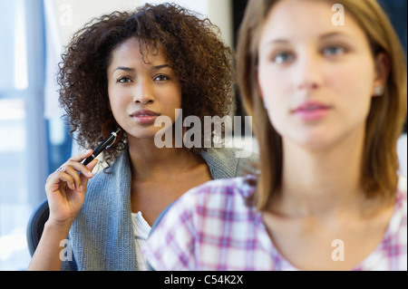 Deux femmes assises en classe avec l'accent sur African American Woman Banque D'Images