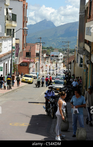 Scène de rue sur la place principale à Fusagasuga, Colombie, Amérique du Sud. Banque D'Images