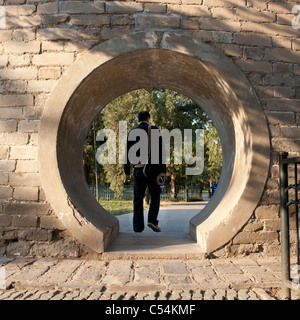 Homme marchant sur le trottoir, Temple du Ciel, Beijing, Chine Banque D'Images