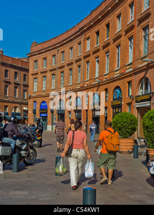 Toulouse, France, couple à l'arrière, les gens qui marchent dans la rue piétonne de la Vieille Ville Banque D'Images